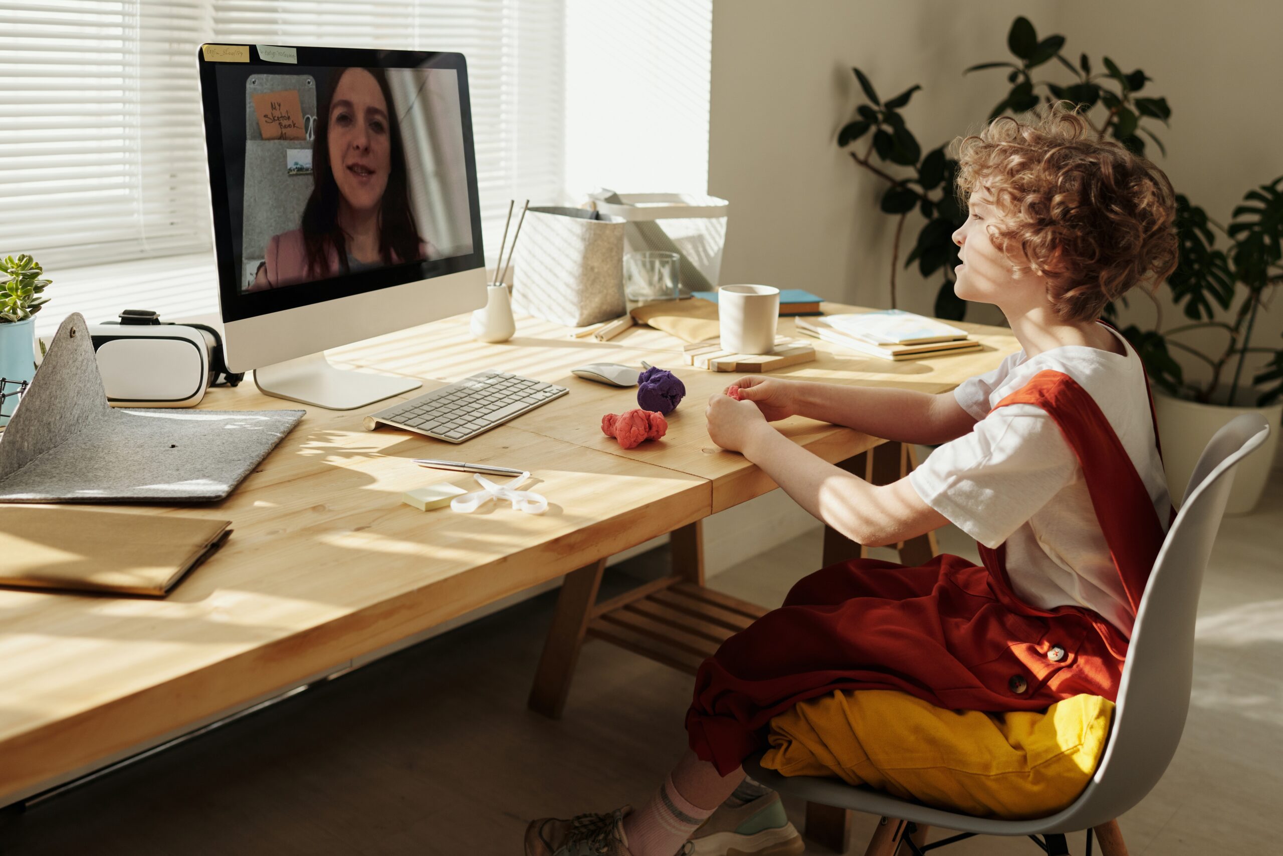 Little girl with curly hair in front of a computer
